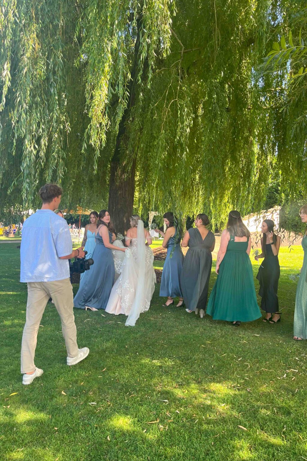 Videograf Markus Schnurr begleitet Braut mit Brautjungfern bei einer Sommerhochzeit im Grünen